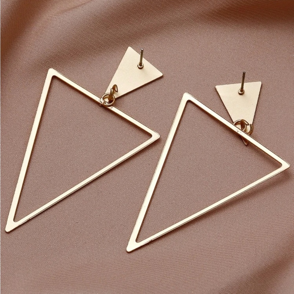 New Gold Geometric Earrings with Modern Design